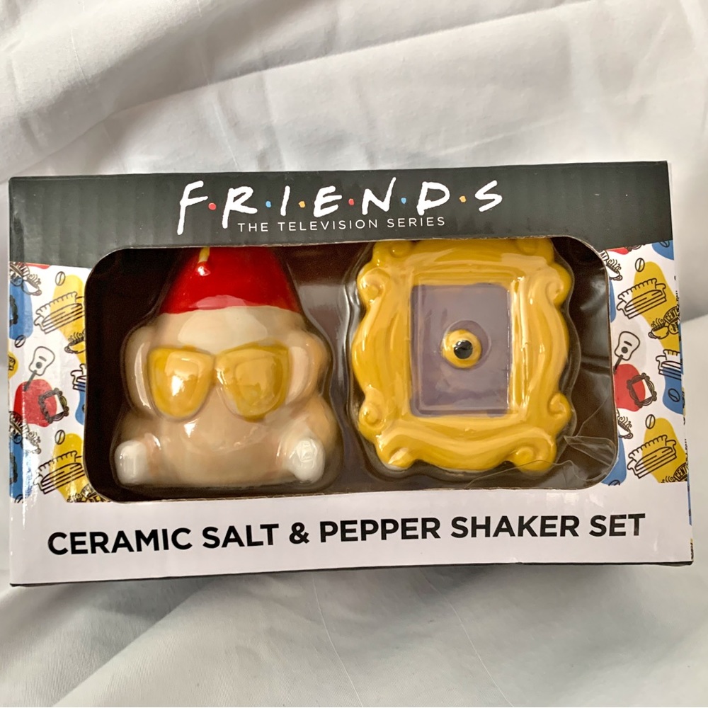 F.R.I.E.N.D.S. TV SHOW Salt and Pepper Shakers NWT